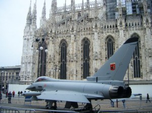 Caccia Eurofighter davanti al Duomo di Milano