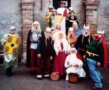 Gruppo di persone mascherate da personaggi di Asterix