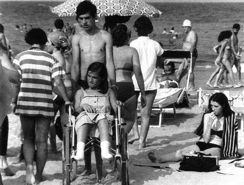 Ragazzo in carrozzina sulla spiaggia