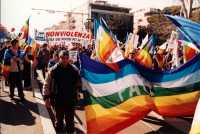 Striscione arcobaleno con la scritta Pace