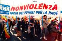 Striscione: Non violenza, forza dei poveri per la Pace