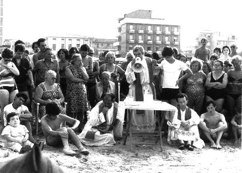 Don Oreste celebra la Santa Messa sulla spiaggia