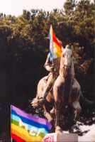 Statua equestre con la bandiera dela pace